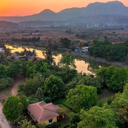 Vintage Estate - Lakeside Allure With Vintage Decor,A Plunge Pool & A Lawn Featuring A Charming Gazebo Karjat Buitenkant foto
