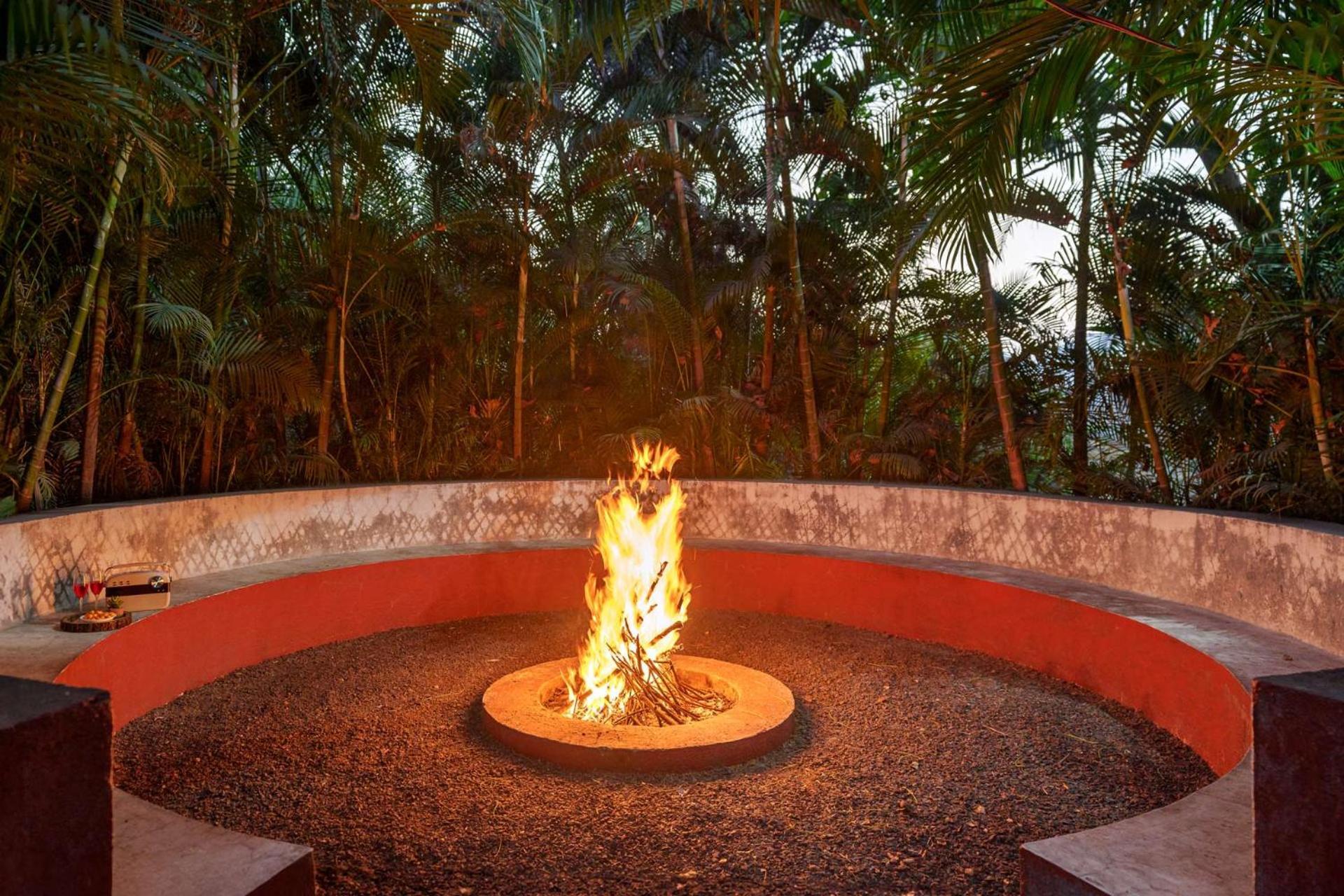 Vintage Estate - Lakeside Allure With Vintage Decor,A Plunge Pool & A Lawn Featuring A Charming Gazebo Karjat Buitenkant foto