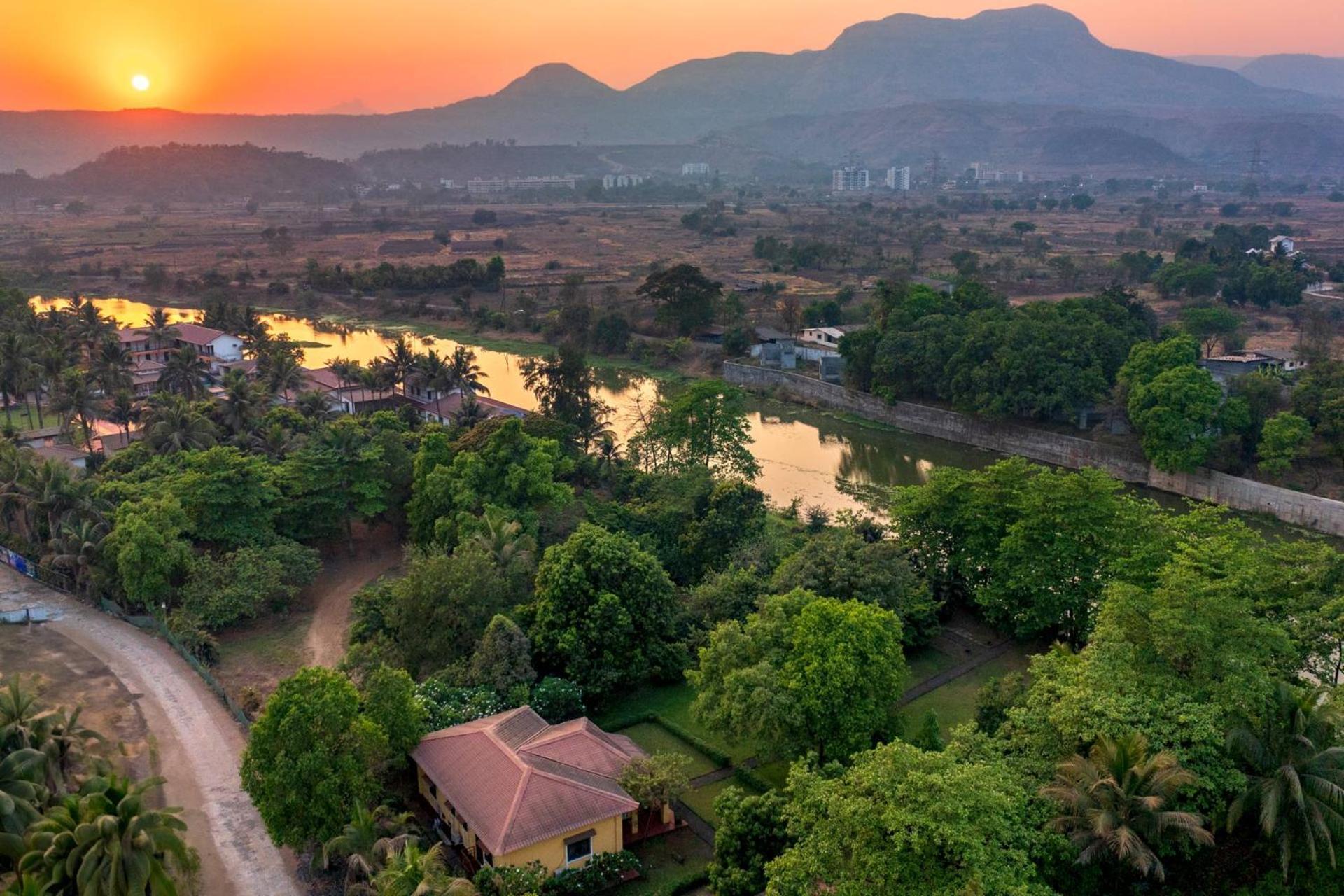 Vintage Estate - Lakeside Allure With Vintage Decor,A Plunge Pool & A Lawn Featuring A Charming Gazebo Karjat Buitenkant foto
