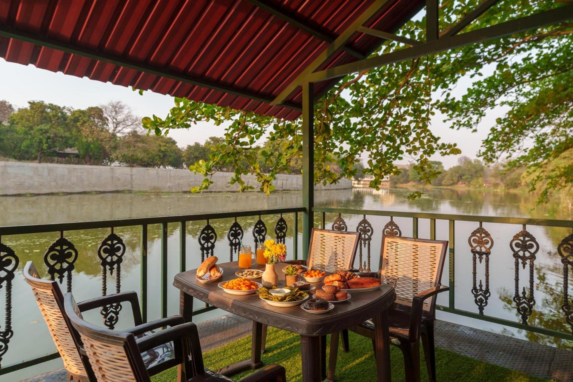 Vintage Estate - Lakeside Allure With Vintage Decor,A Plunge Pool & A Lawn Featuring A Charming Gazebo Karjat Buitenkant foto